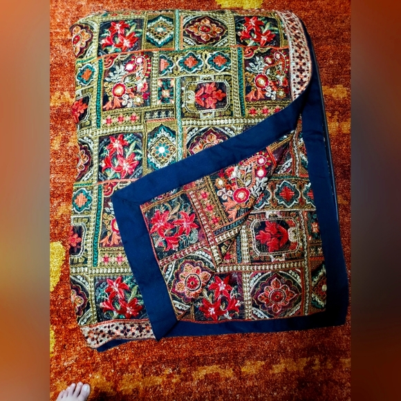 Hand-embroidered shawls - Picture 7 of 8